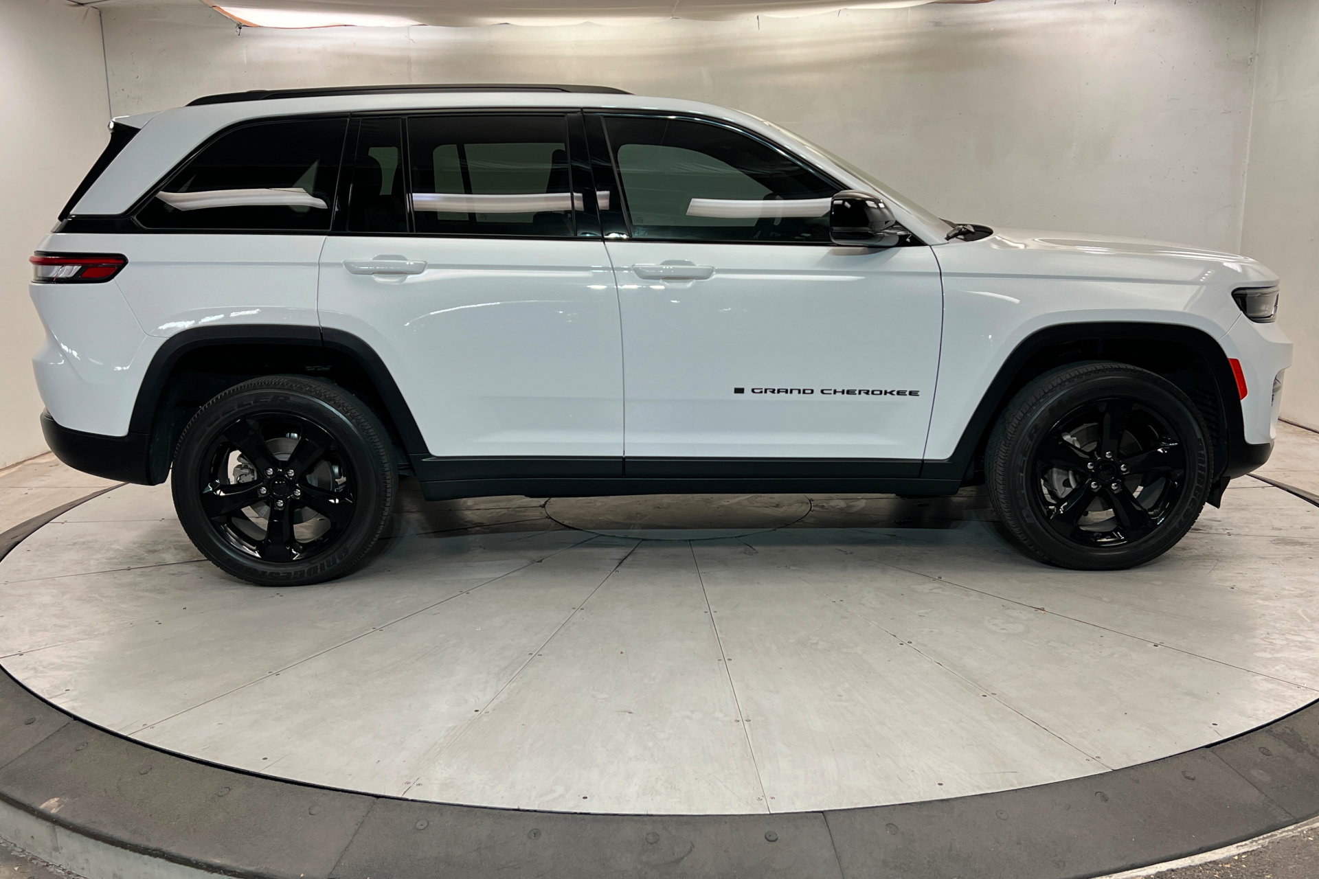 Used 2023 Jeep Grand Cherokee Altitude AWD/4WD image 6