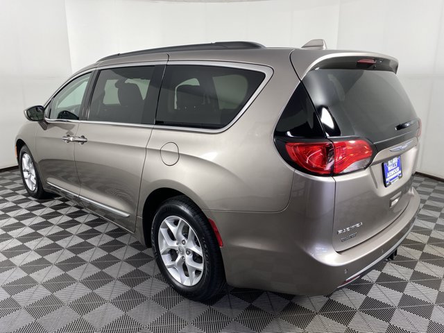 Used 2017 Chrysler Pacifica Touring-L w/ Tire & Wheel Group FWD image 9