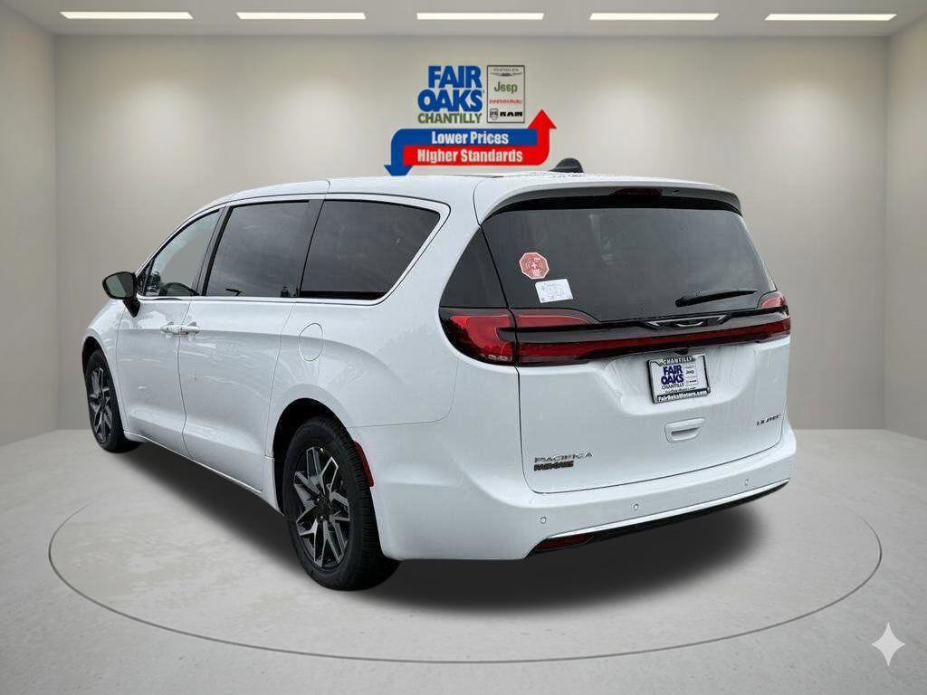 New 2027 Chrysler Pacifica Limited FWD image 7