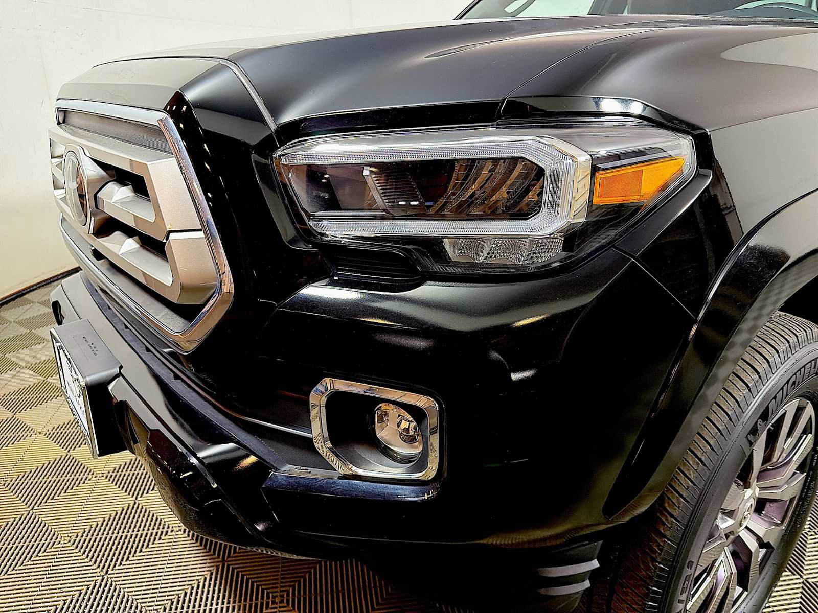 Used 2023 Toyota Tacoma Limited image 27