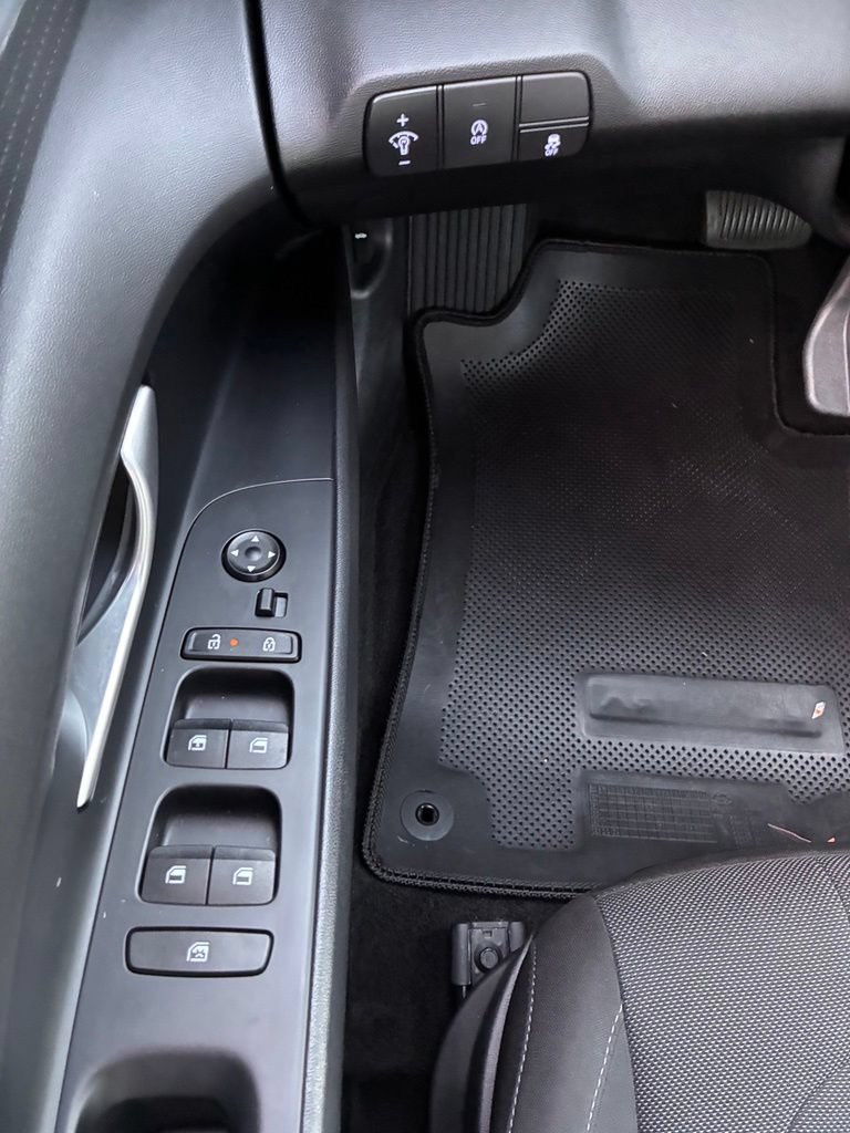 Used 2025 Hyundai Elantra SE FWD image 21