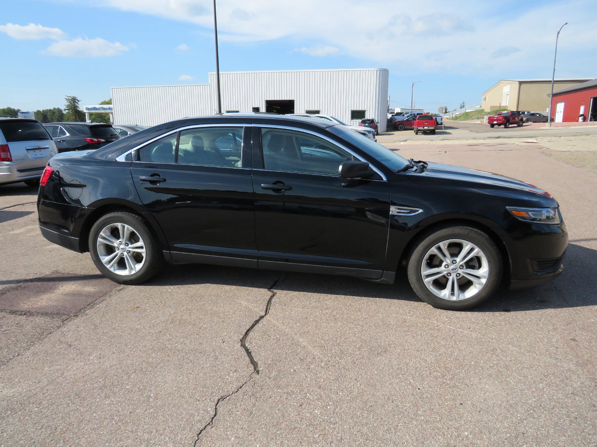 Used 2017 Ford Taurus SE image 11