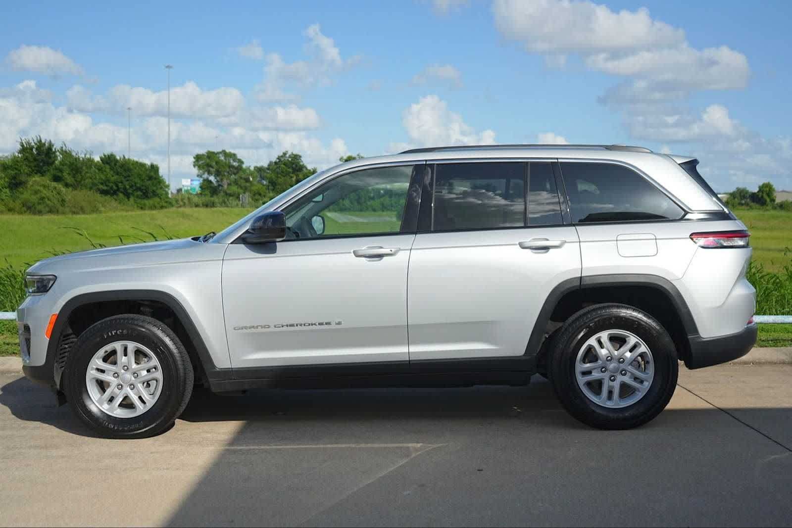 Used 2024 Jeep Grand Cherokee Laredo RWD image 3