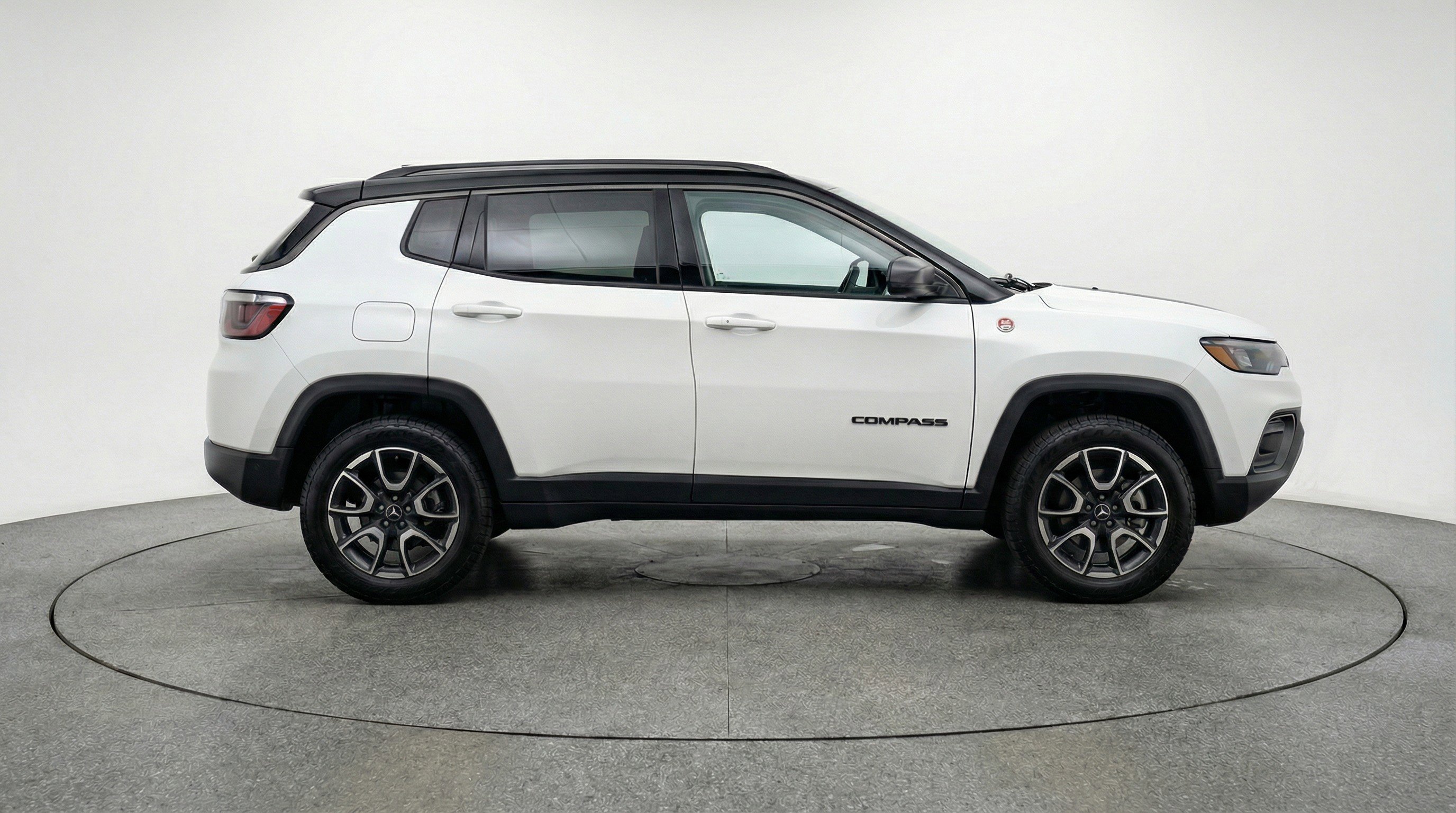 Used 2025 Jeep Compass Trailhawk image 11