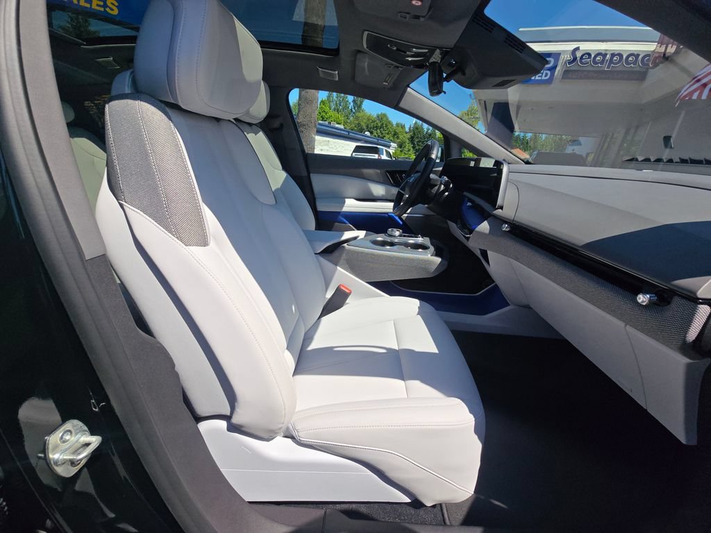 Used 2025 Cadillac Optiq Sport 1 w/ LPO, ONYX Package AWD/4WD image 11