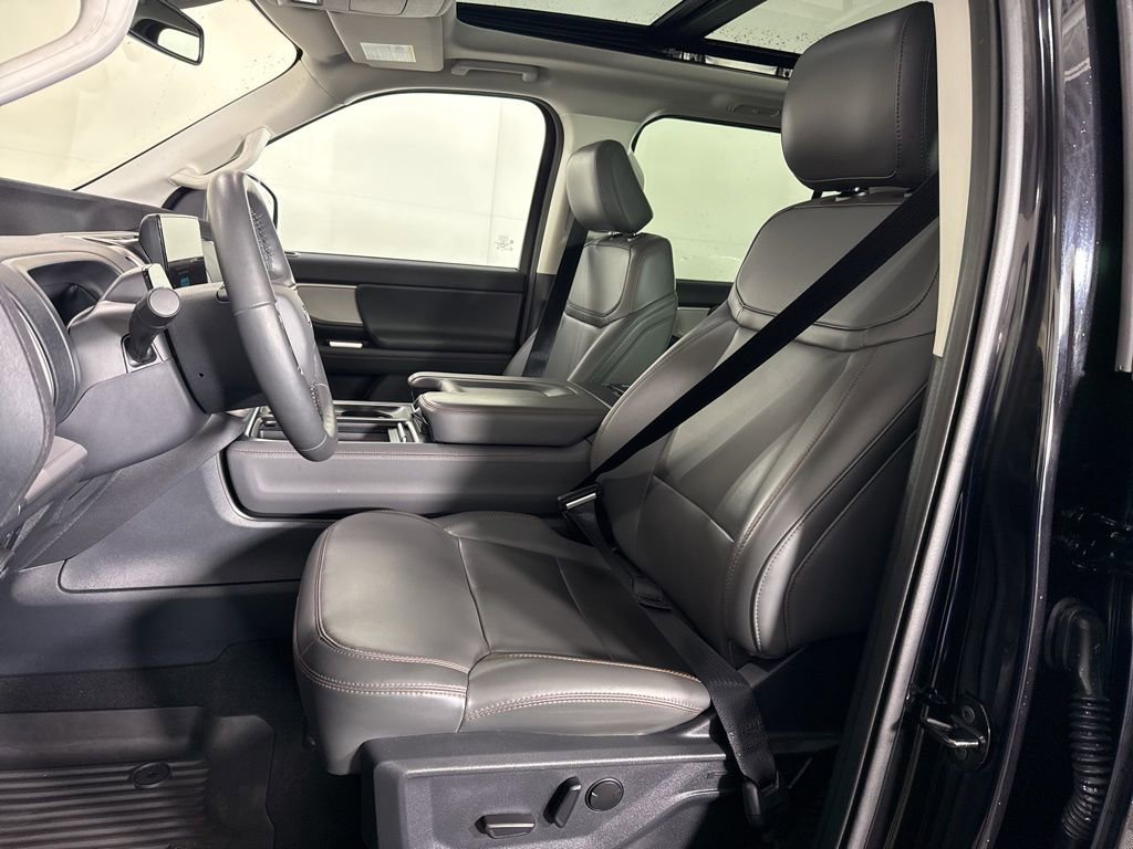 Used 2025 Ford Expedition Active AWD/4WD image 15