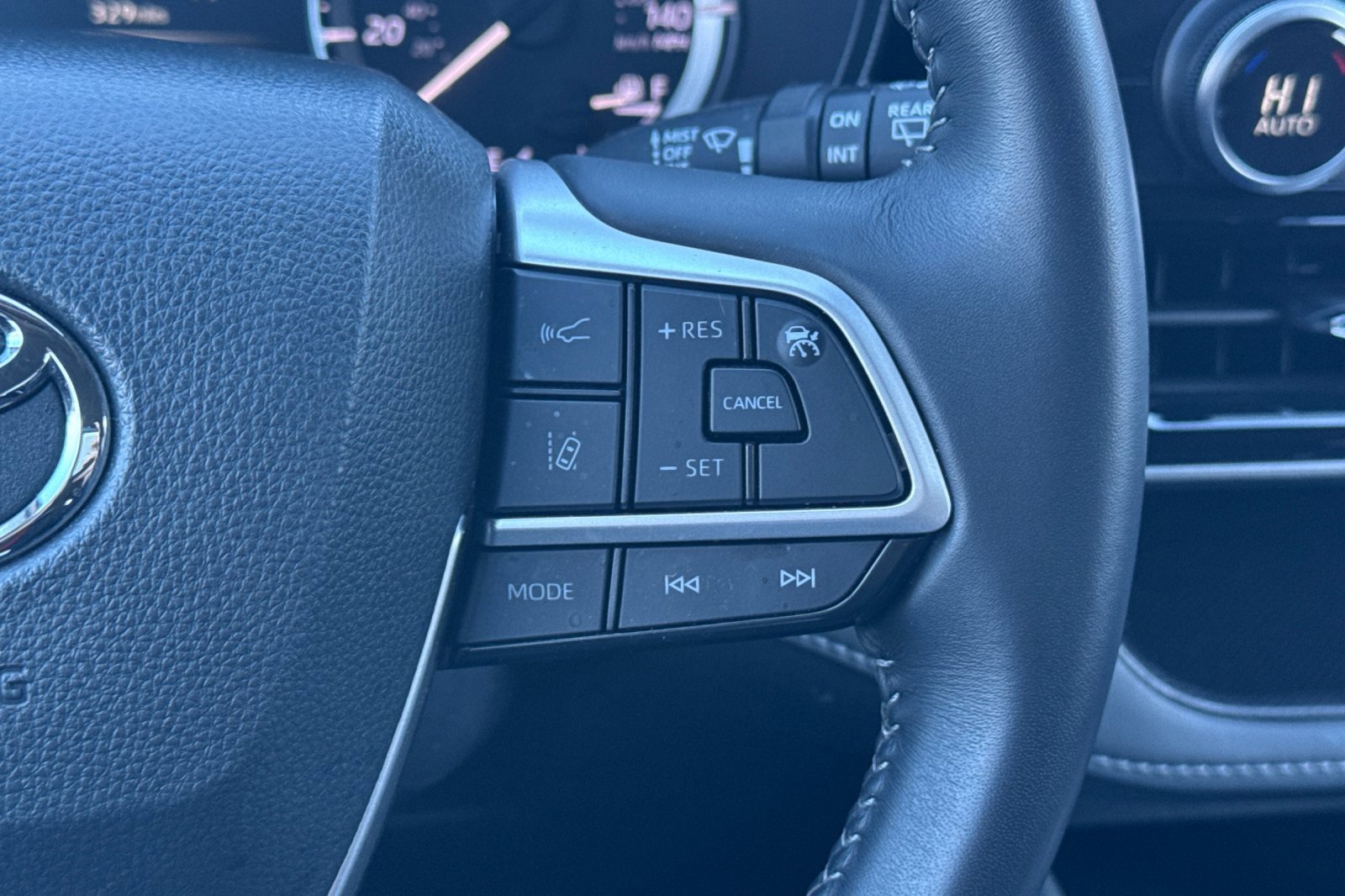 Used 2025 Toyota Highlander LE image 39