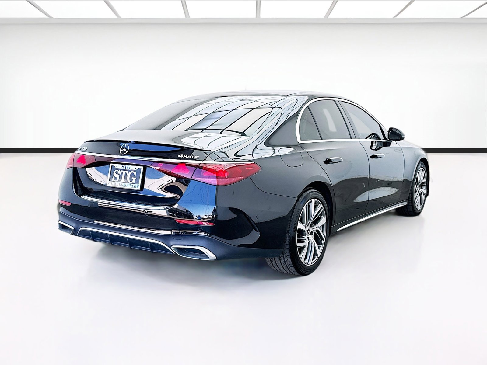 Used 2024 Mercedes-Benz E 350 4MATIC Sedan image 4