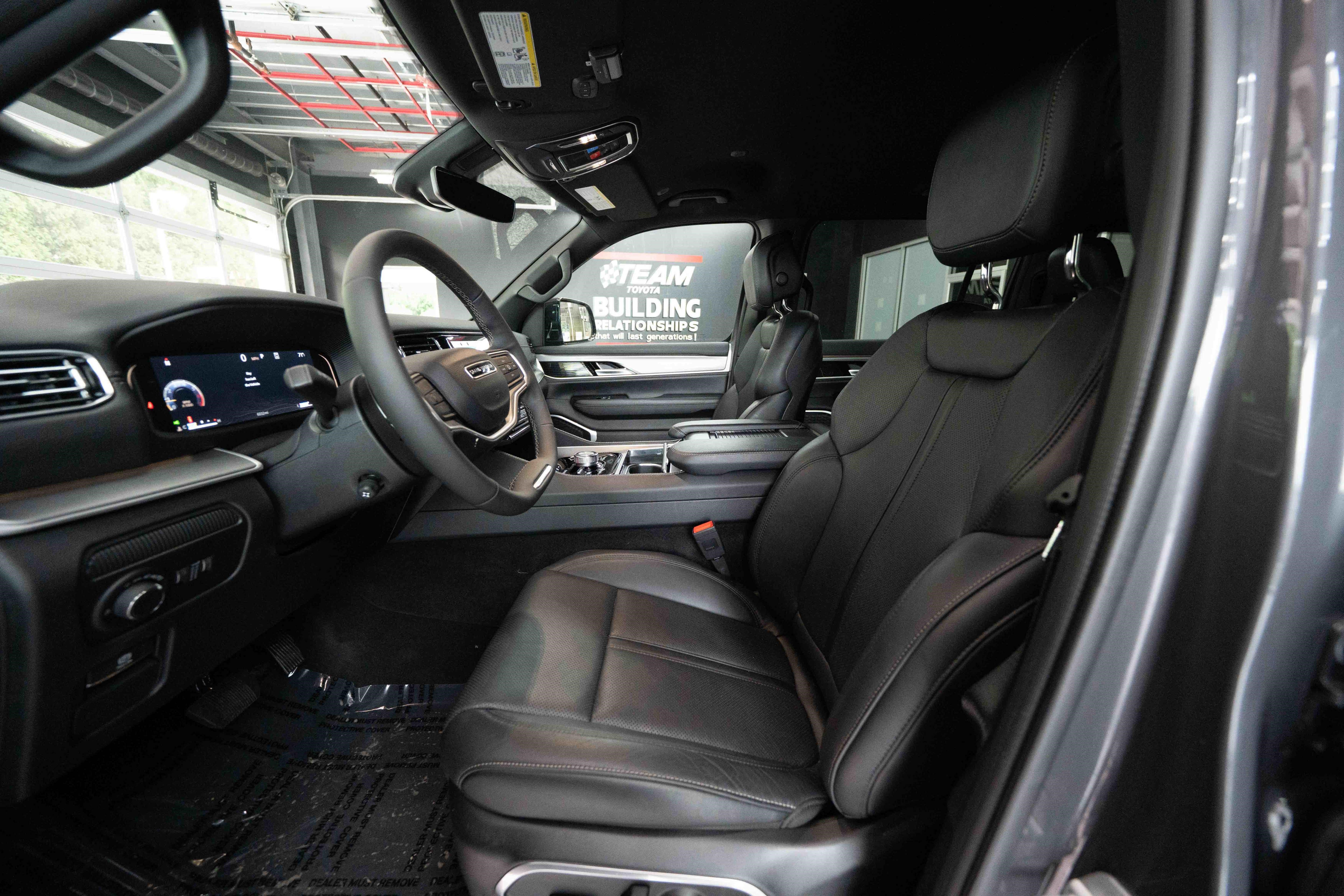 Used 2026 Jeep Grand Wagoneer Limited w/ 8-Passenger Seating Package AWD/4WD image 9
