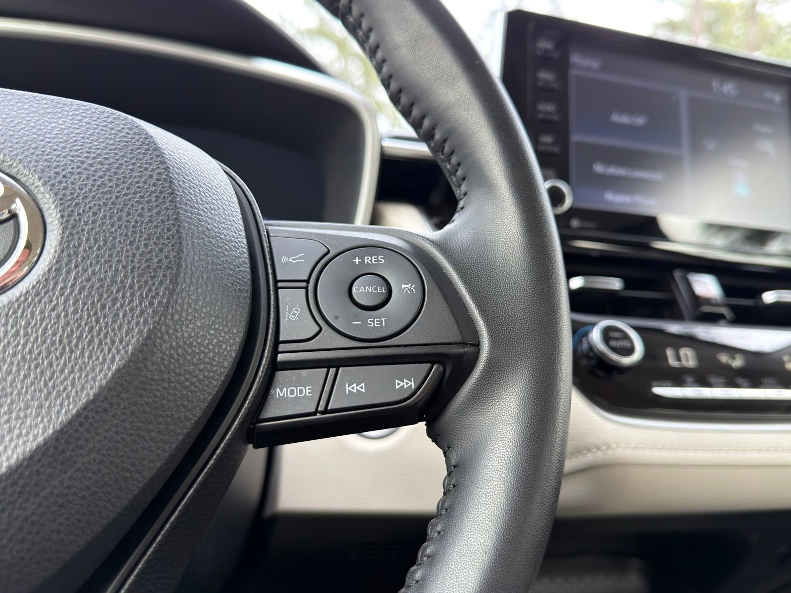 Used 2022 Toyota Corolla LE w/ Premium Interior Package image 23