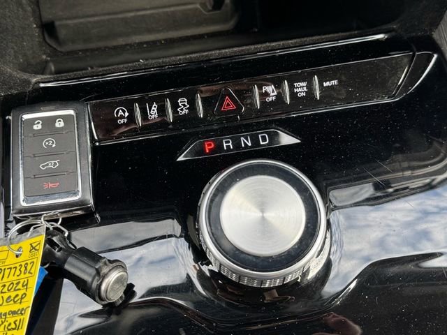 Used 2024 Jeep Wagoneer Series II w/ Flexible Seating Group image 24