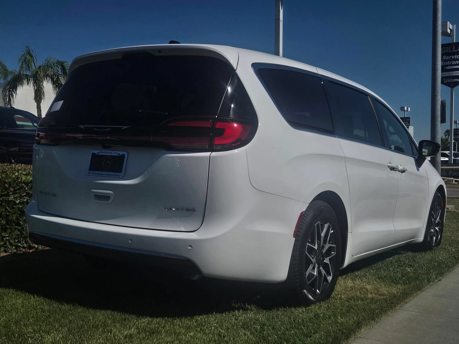 New 2027 Chrysler Pacifica Limited FWD image 3