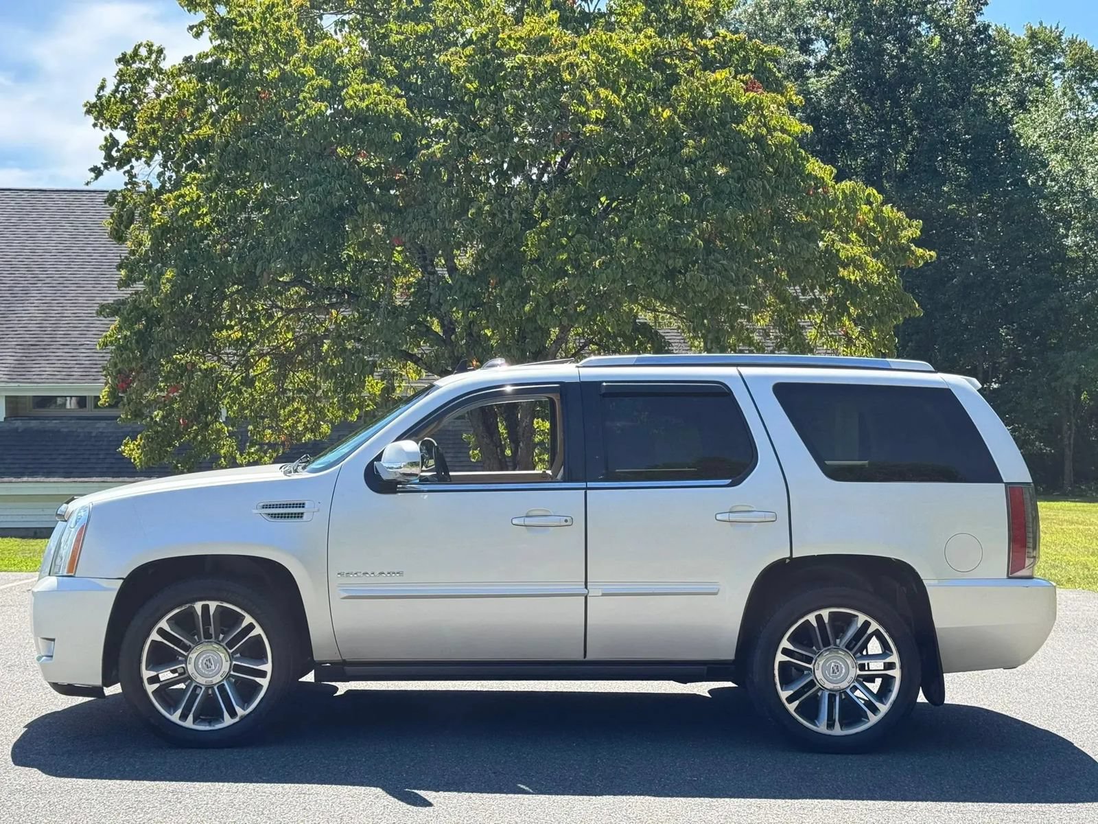 Used 2012 Cadillac Escalade Premium AWD/4WD image 4