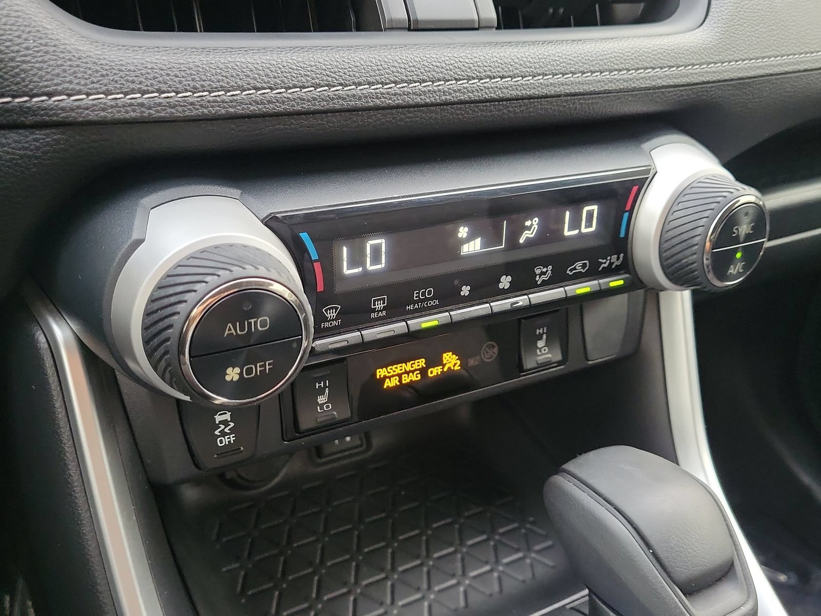 Used 2019 Toyota RAV4 XLE w/ Convenience Package FWD image 27