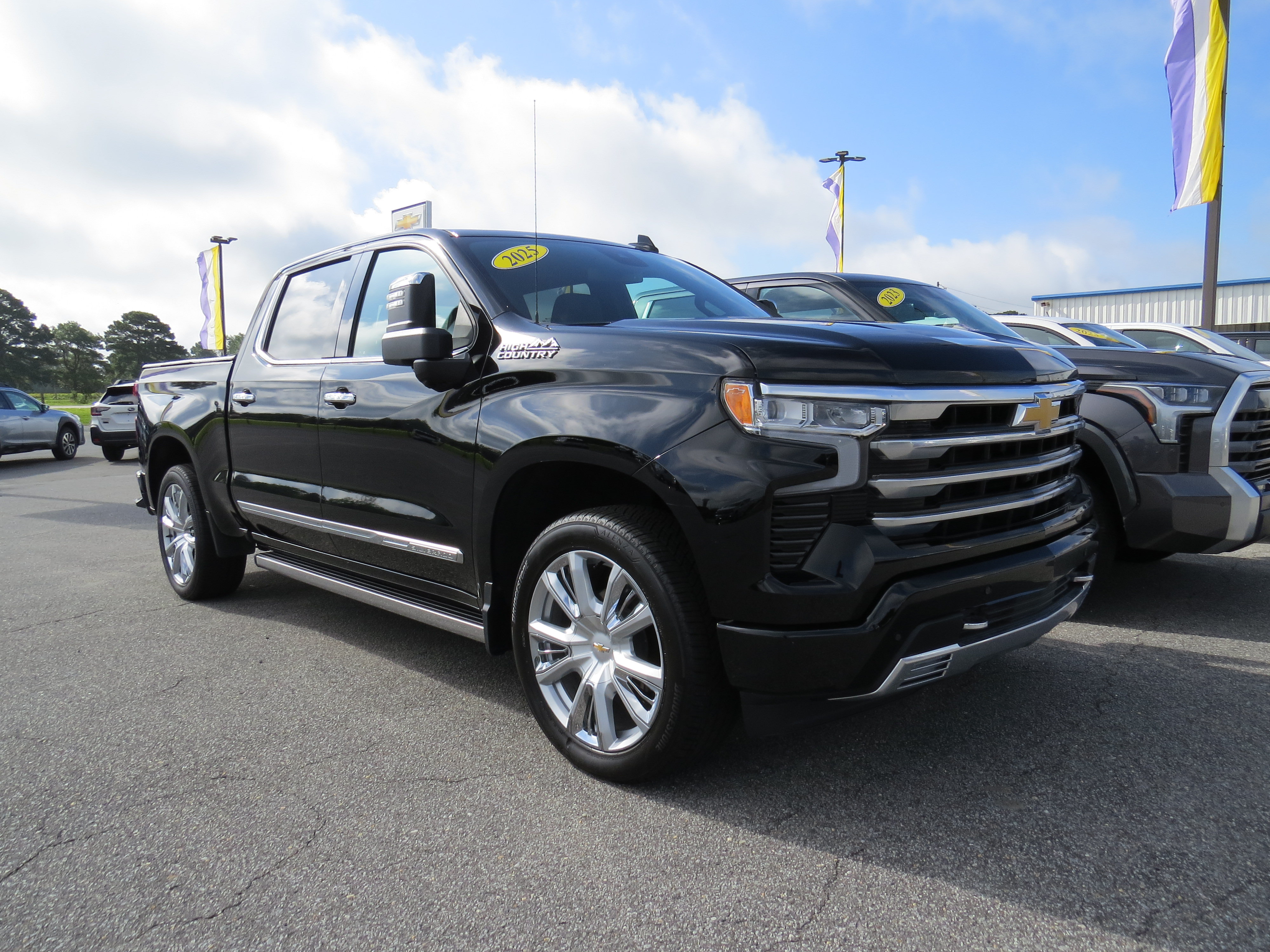 Used 2025 Chevrolet Silverado 1500 High Country w/ High Country Premium Package AWD/4WD image 2