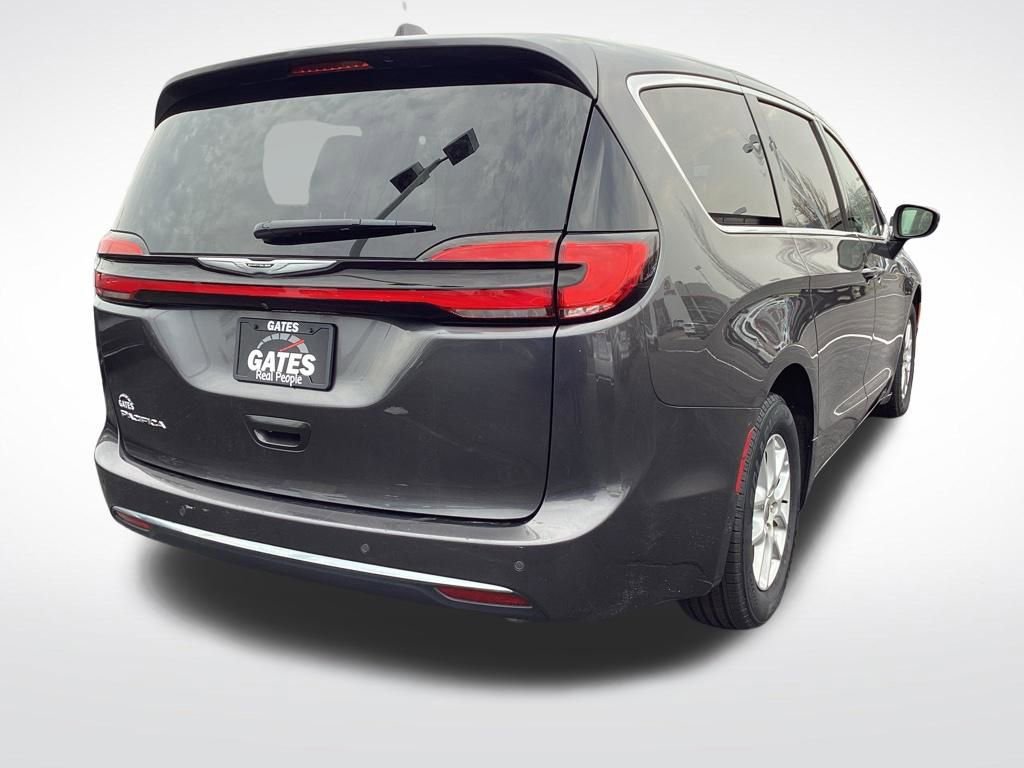 Used 2023 Chrysler Pacifica Touring-L image 9