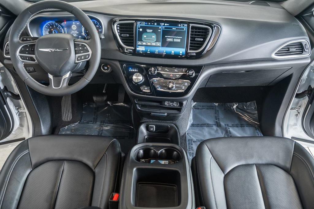Used 2025 Chrysler Pacifica Select image 23