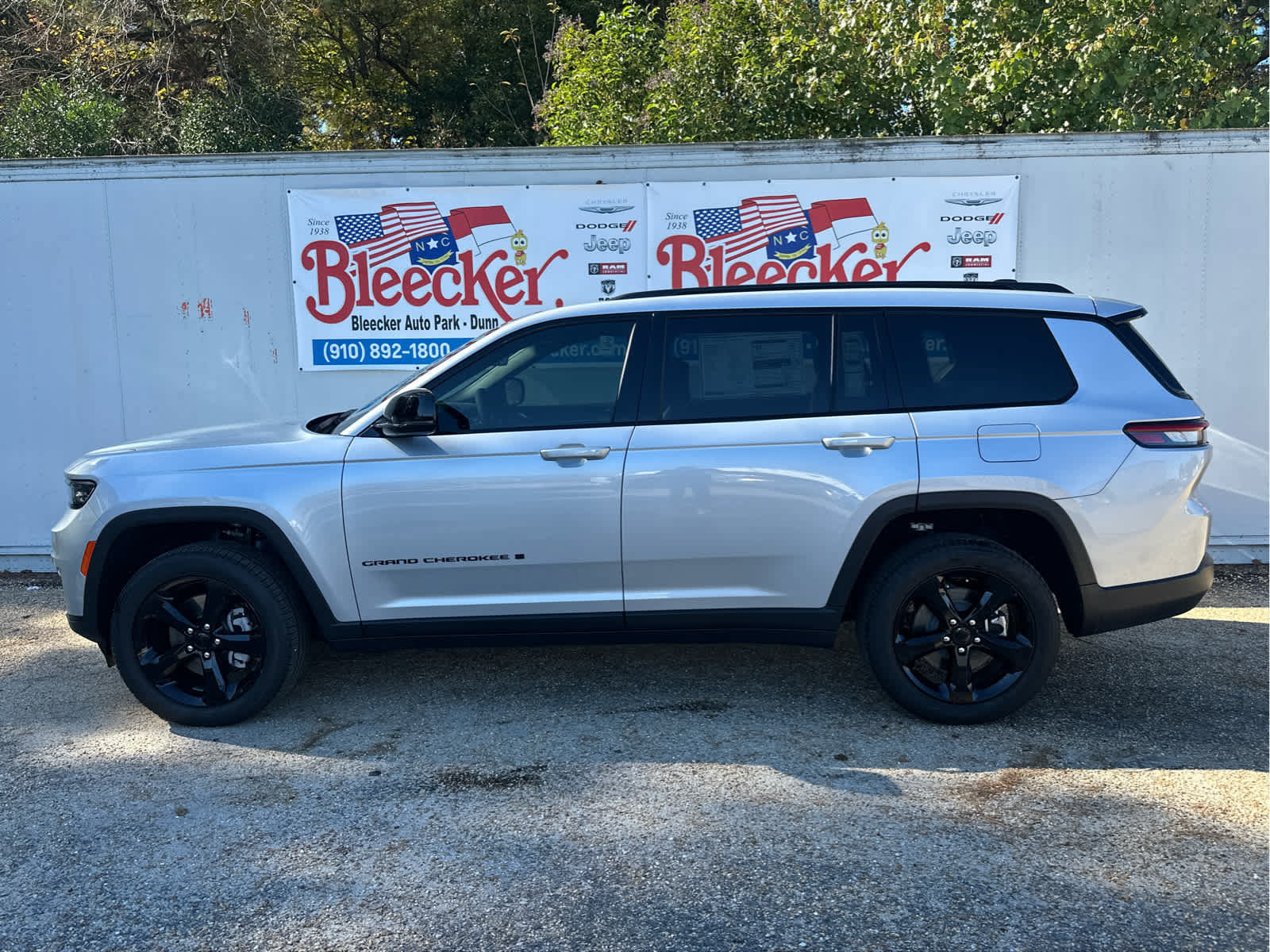 New 2025 Jeep Grand Cherokee L Limited w/ Black Appearance Package AWD/4WD image 7