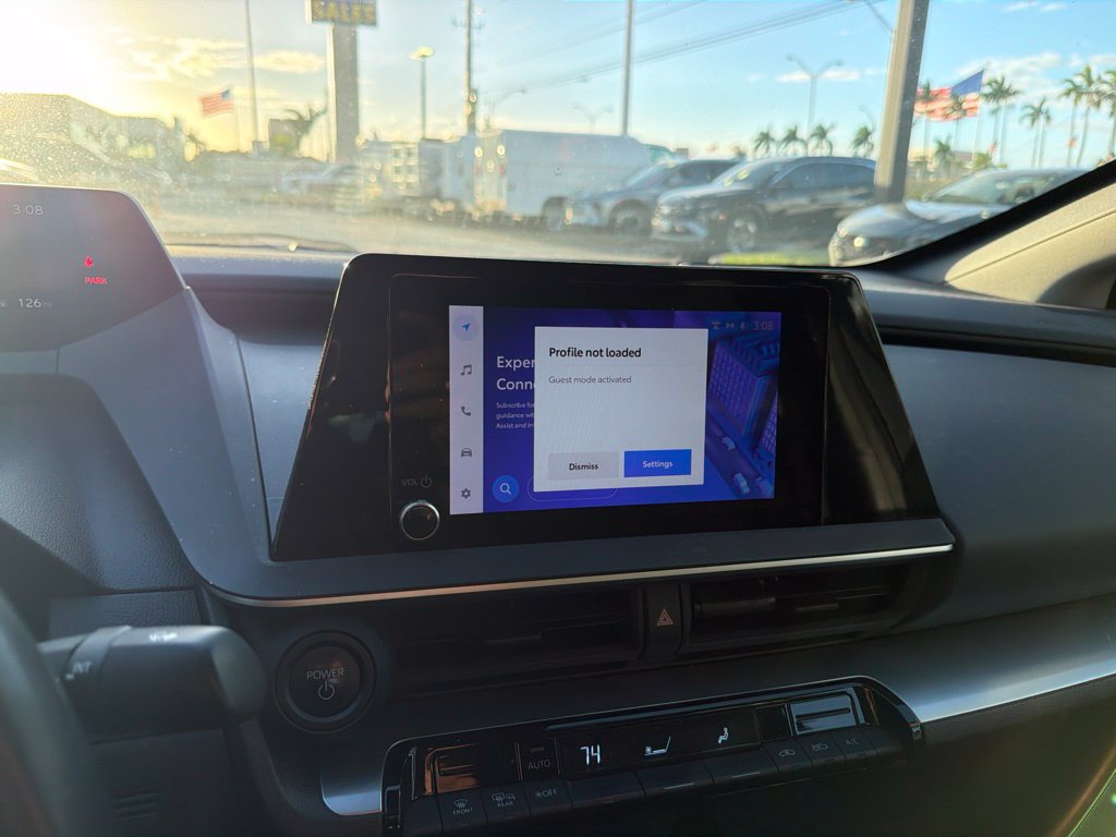 Used 2023 Toyota Prius LE FWD image 3