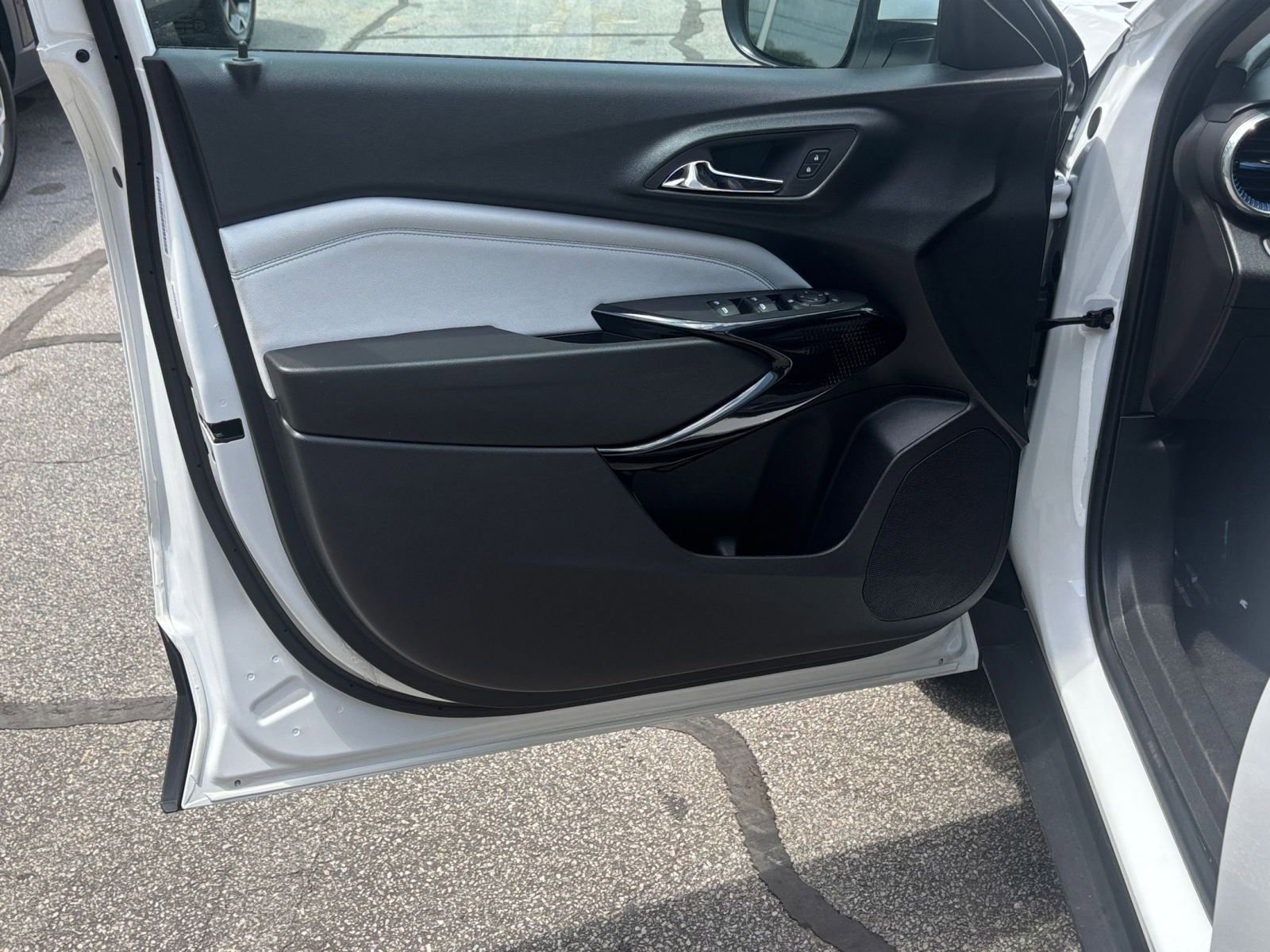 Used 2025 Chevrolet Trax LT FWD image 18