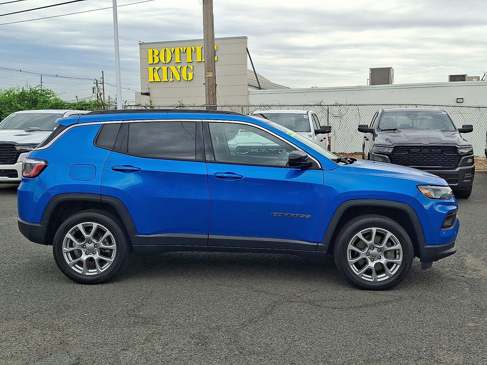 Used 2023 Jeep Compass Latitude AWD/4WD image 8