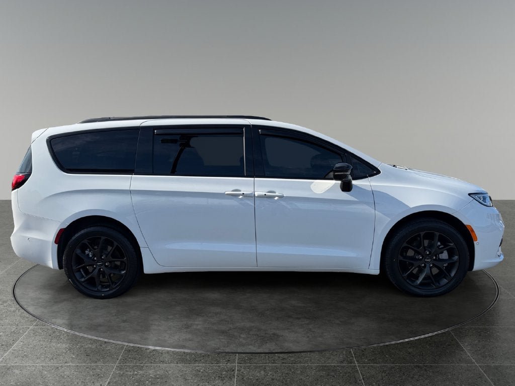 Used 2024 Chrysler Pacifica Limited w/ Uconnect Theater Family Group AWD/4WD image 10