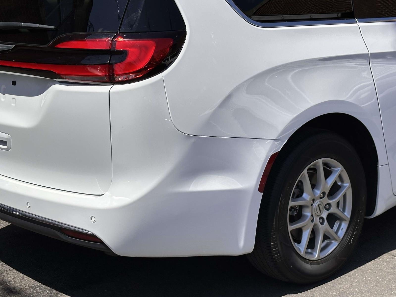 Used 2024 Chrysler Pacifica Touring-L FWD image 11