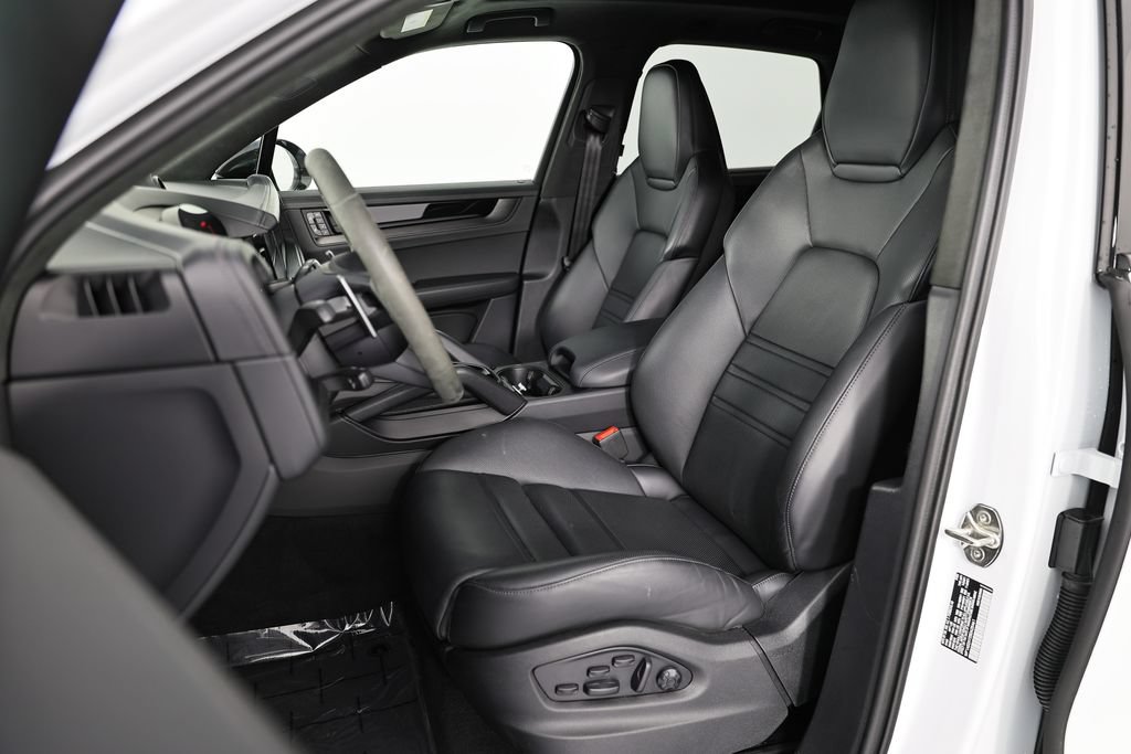 Certified 2025 Porsche Cayenne GTS AWD/4WD image 5