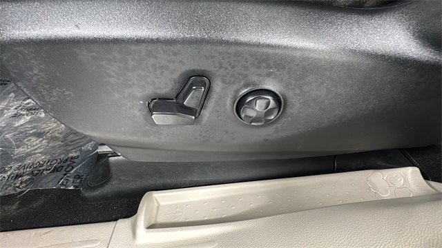 Used 2023 Chrysler Pacifica Touring-L image 11