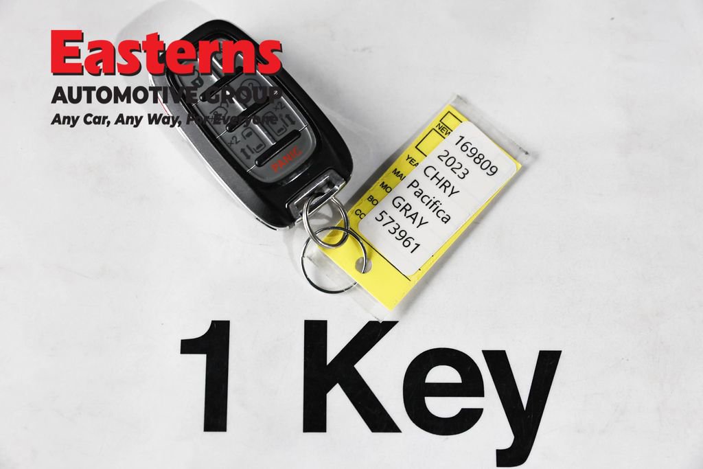 Used 2023 Chrysler Pacifica Touring-L FWD image 25
