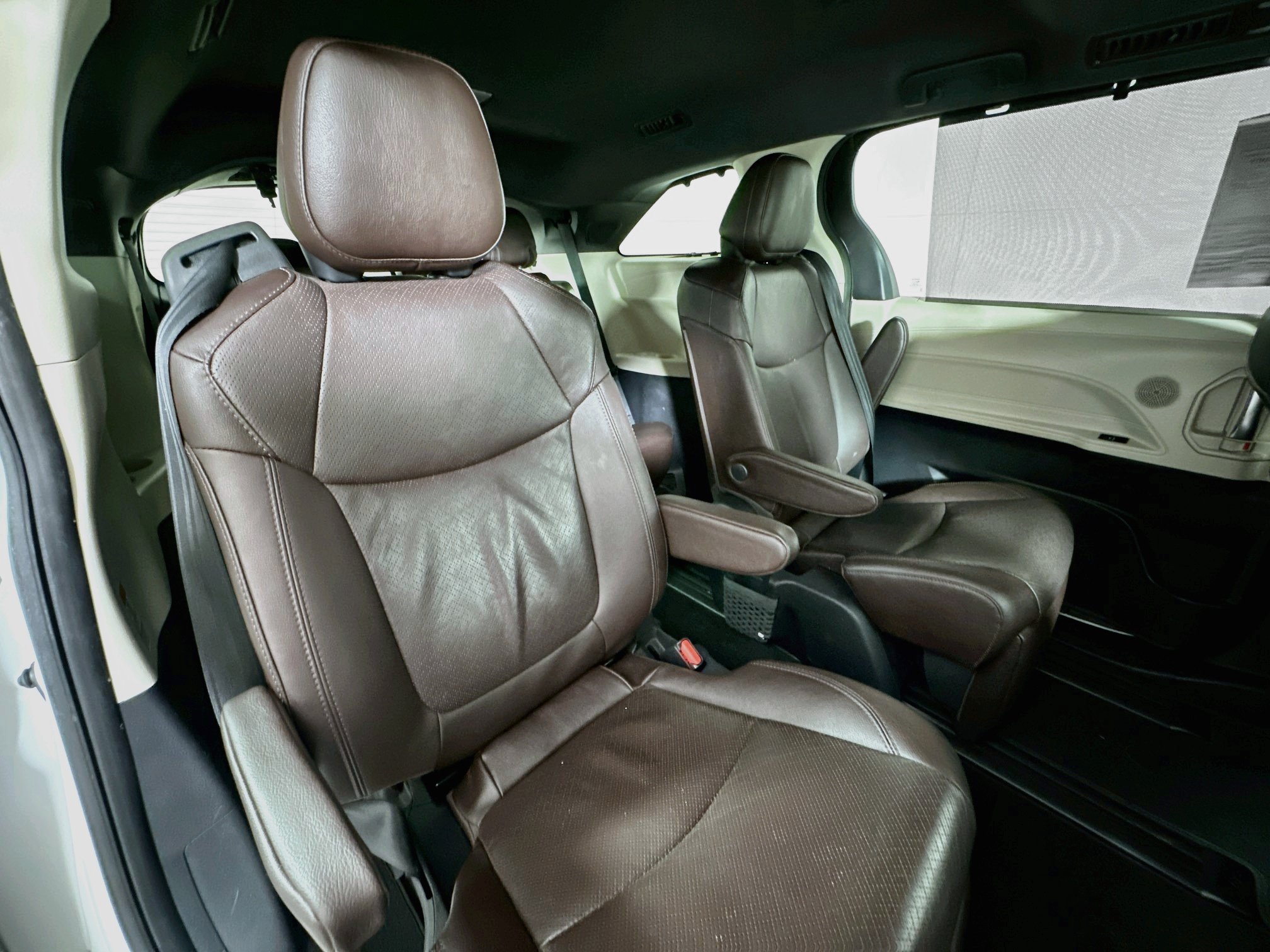 Used 2021 Toyota Sienna Platinum FWD image 29