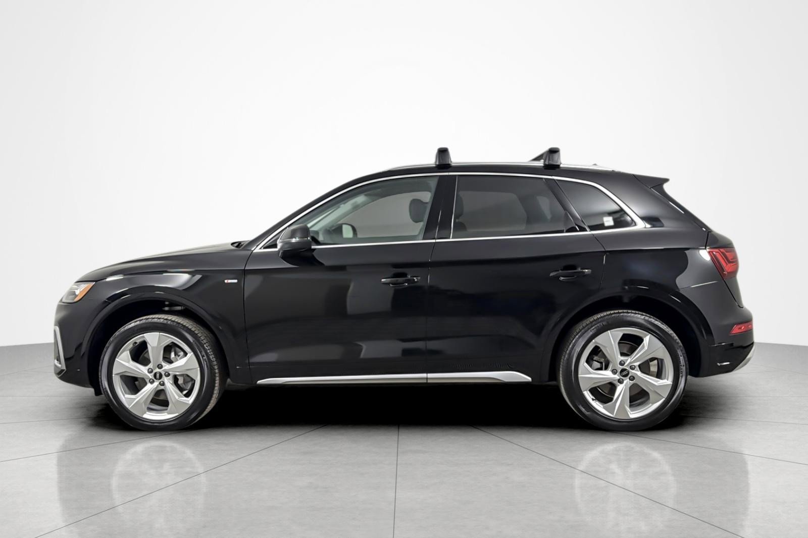 Used 2025 Audi Q5 2.0T Premium Plus w/ Premium Plus Package AWD/4WD image 2