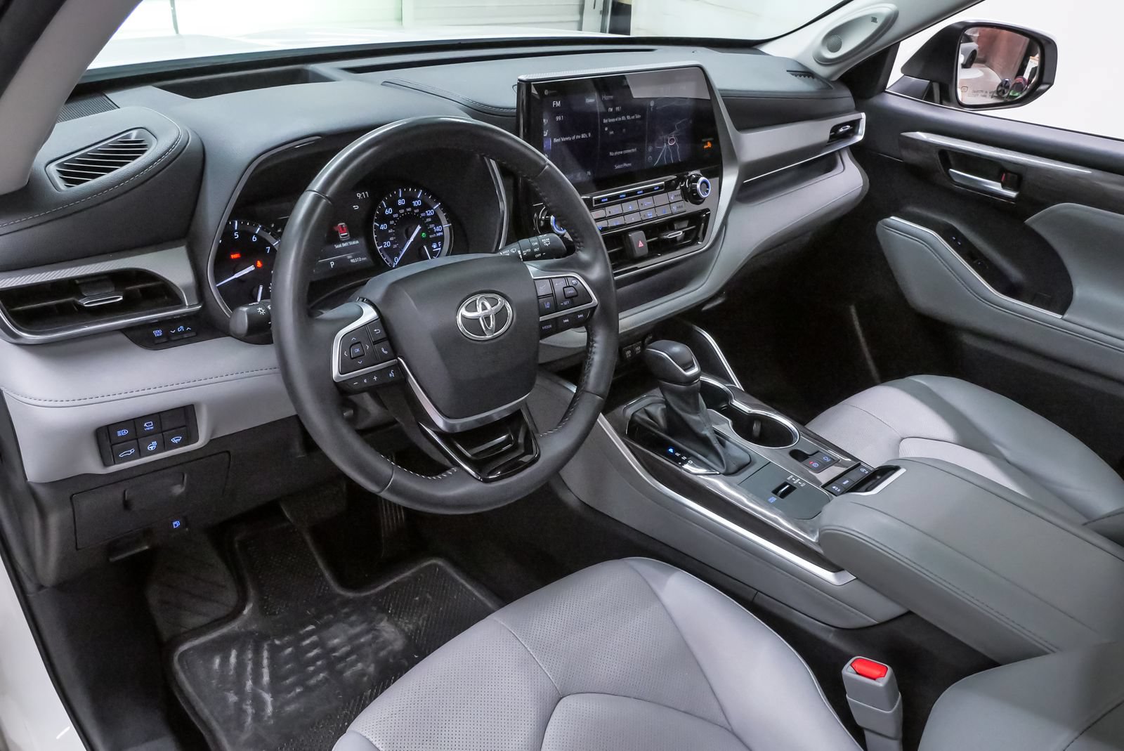 Used 2020 Toyota Highlander Platinum FWD image 2