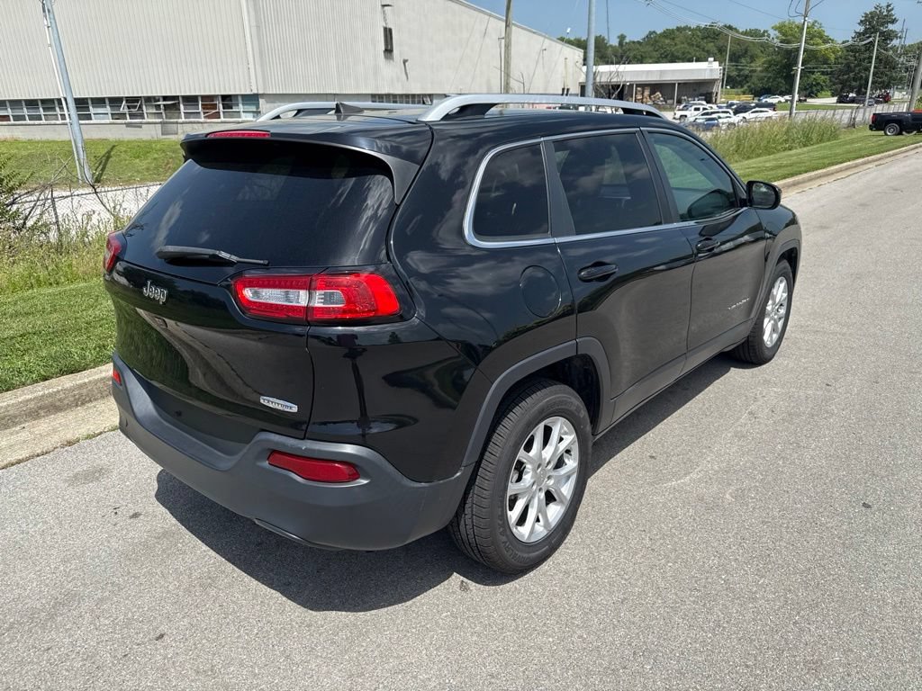 Used 2018 Jeep Cherokee Latitude w/ Cold Weather Group FWD image 3