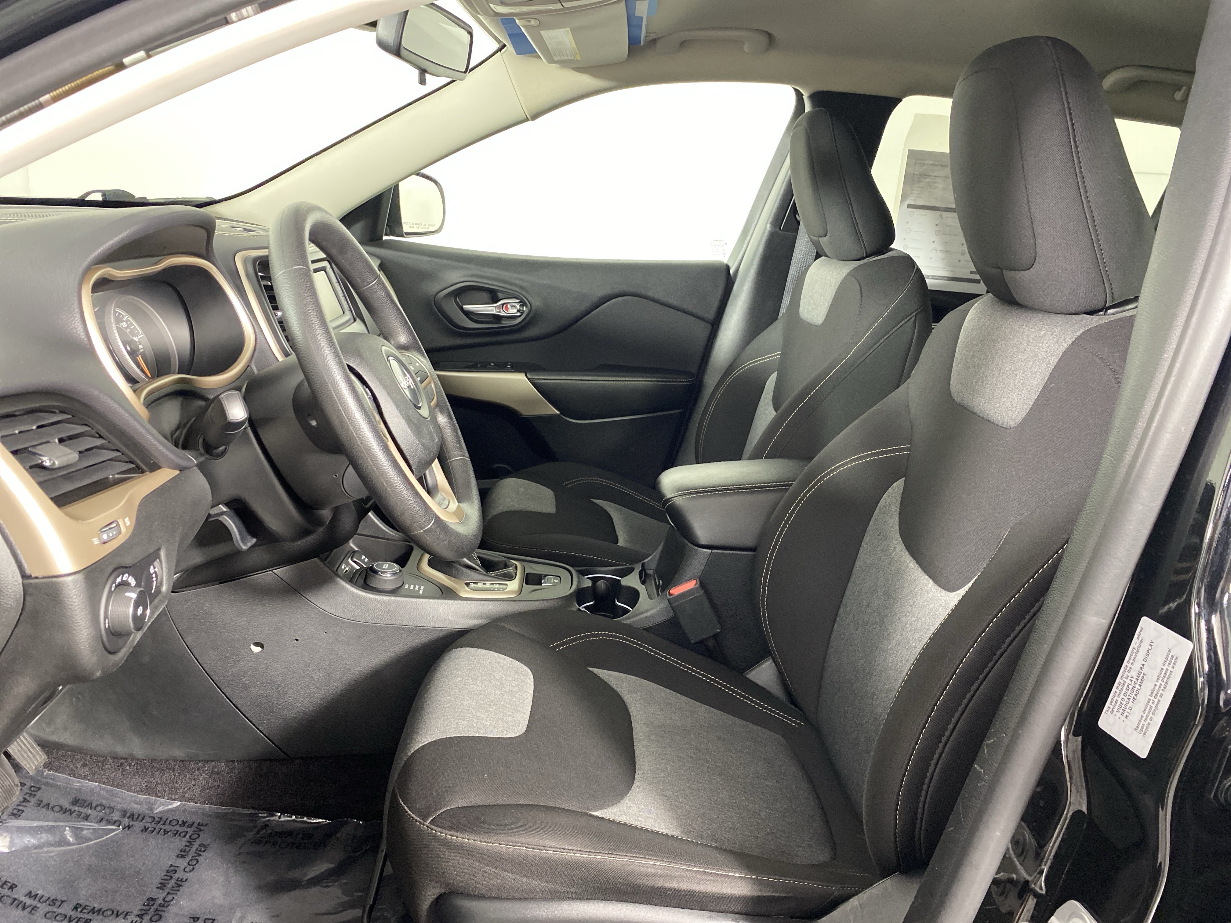 Used 2018 Jeep Cherokee Latitude w/ Safety Group AWD/4WD image 14