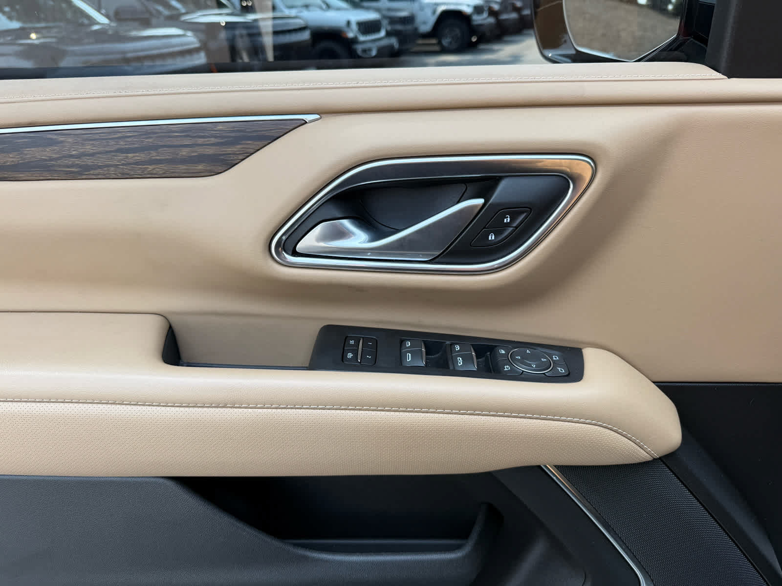 Used 2022 Chevrolet Tahoe Premier AWD/4WD image 14