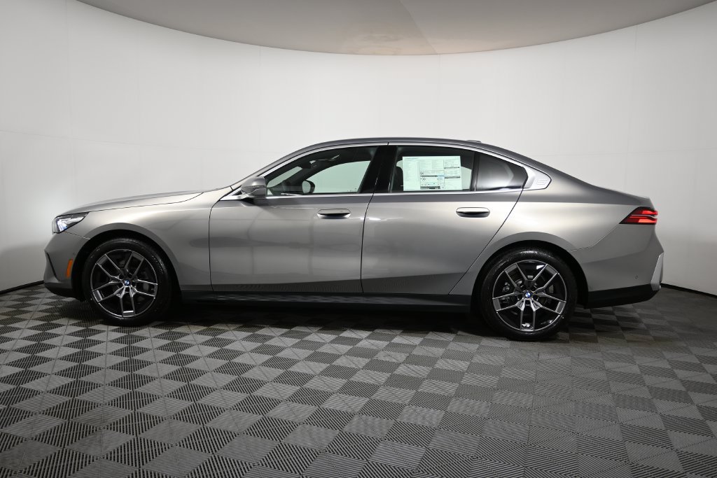 Used 2026 BMW 530i xDrive AWD/4WD image 2