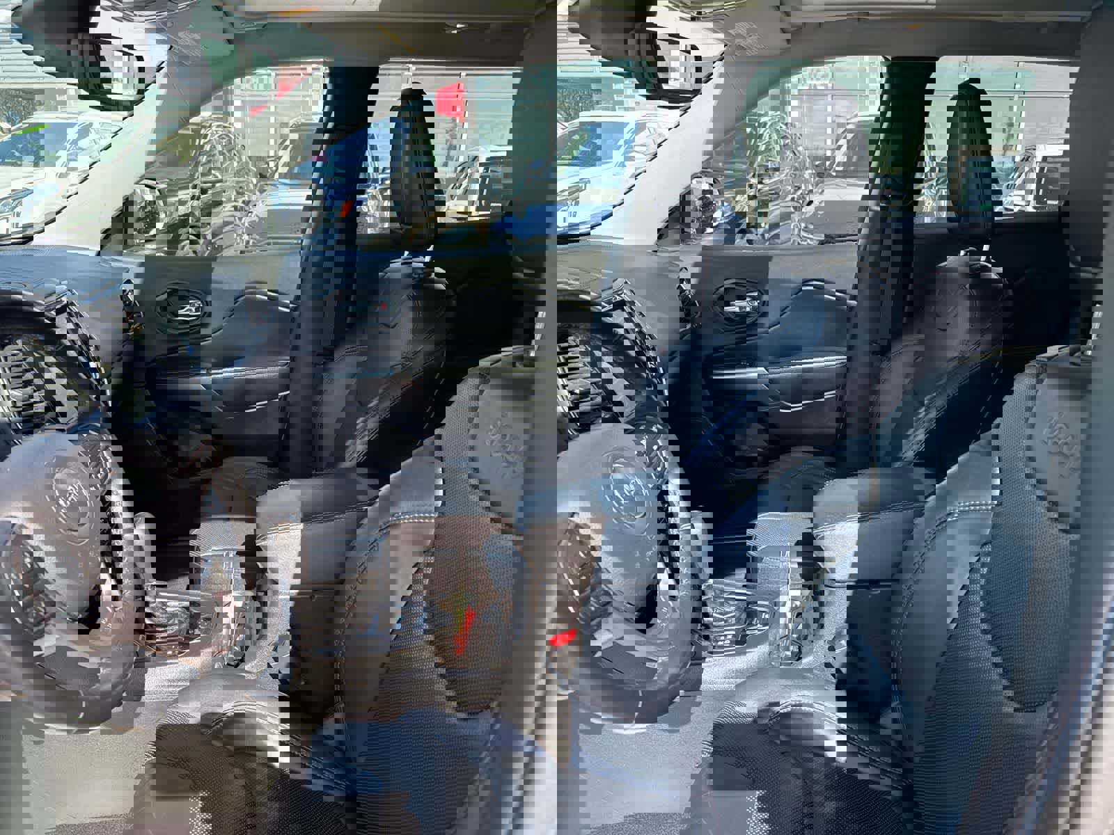 Used 2019 Jeep Cherokee Limited w/ Luxury Group image 10