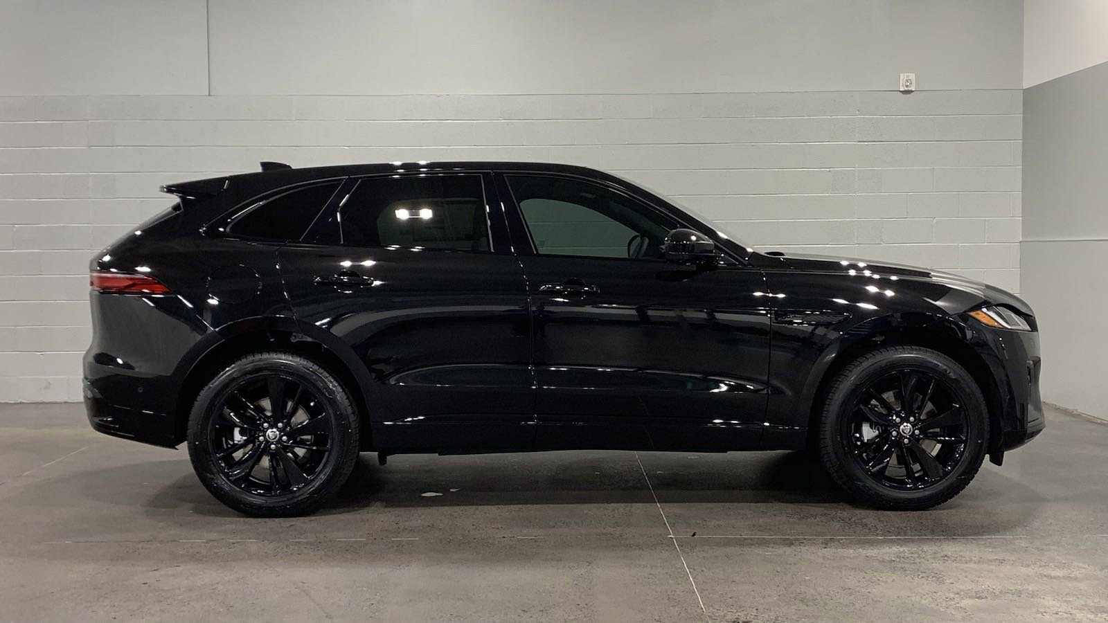 Used 2025 Jaguar F-PACE R-Dynamic S image 13
