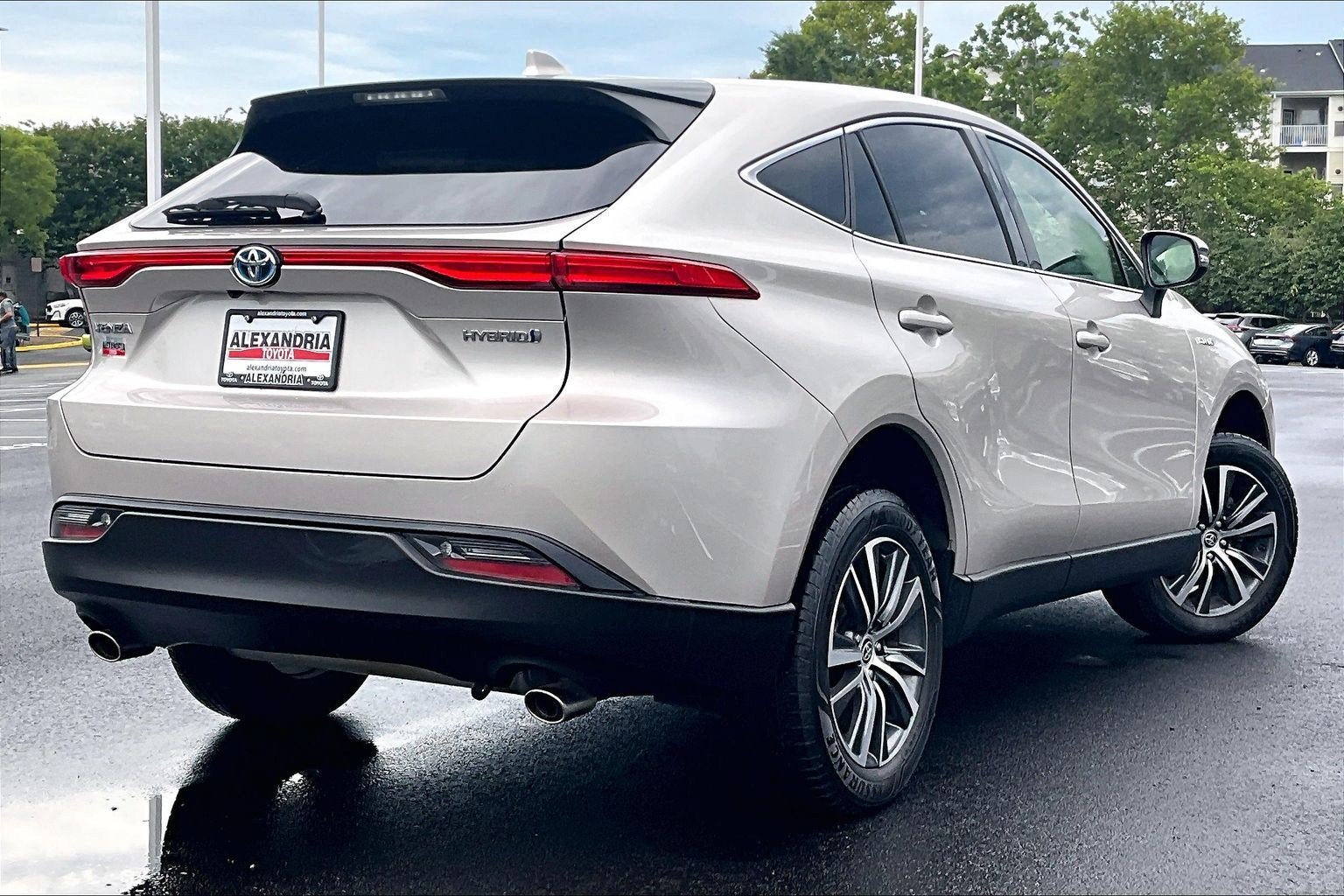 Used 2021 Toyota Venza LE AWD/4WD image 11