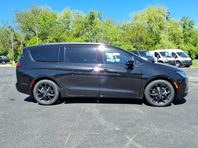 New 2027 Chrysler Pacifica Limited FWD image 8