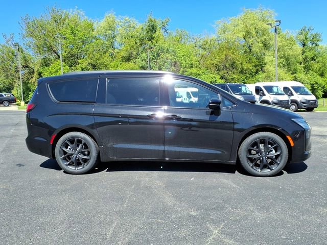 New 2027 Chrysler Pacifica Limited FWD image 8