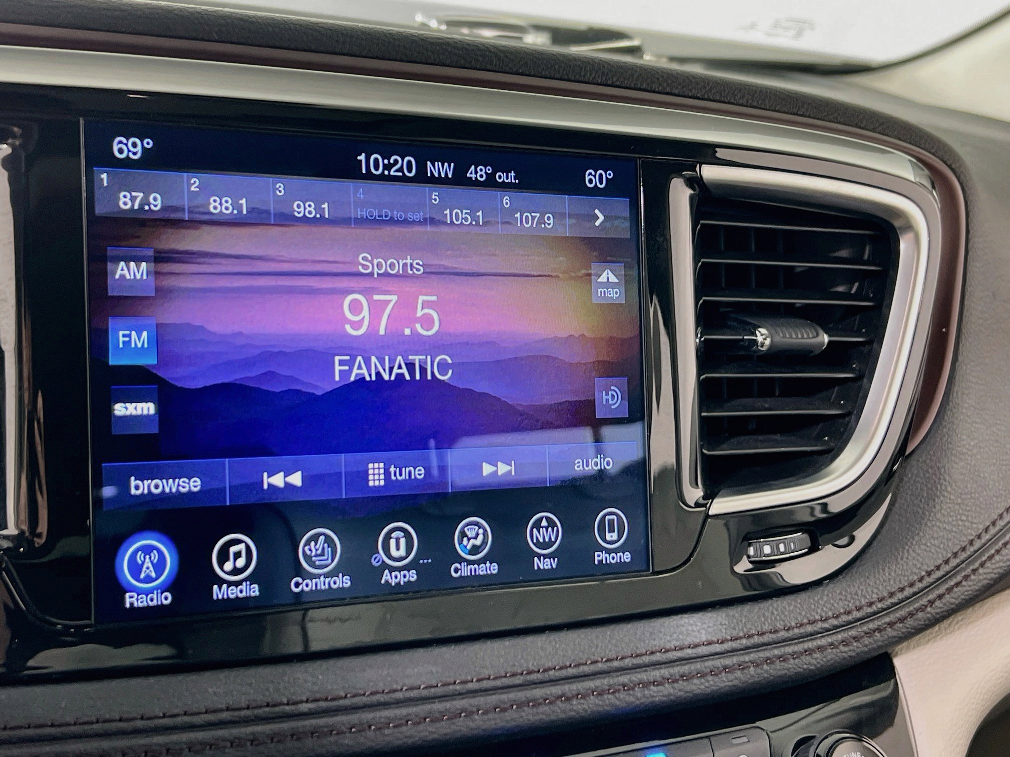 Used 2017 Chrysler Pacifica Limited w/ UConnect Theater Package FWD image 15