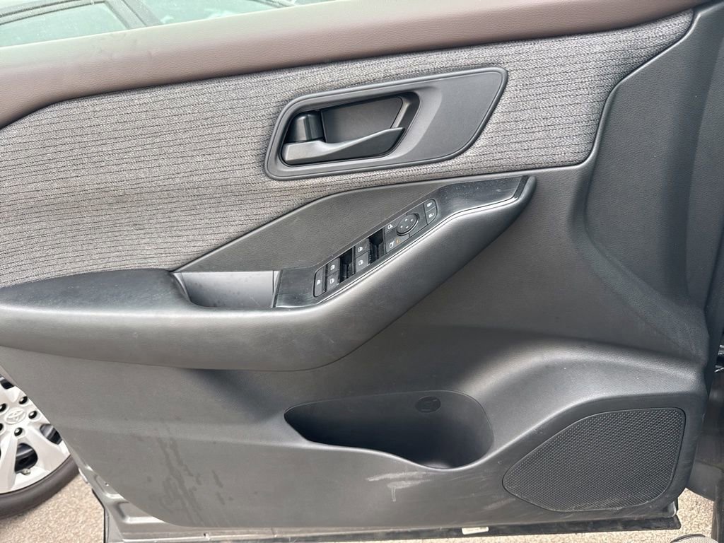 Used 2023 Nissan Rogue S image 9