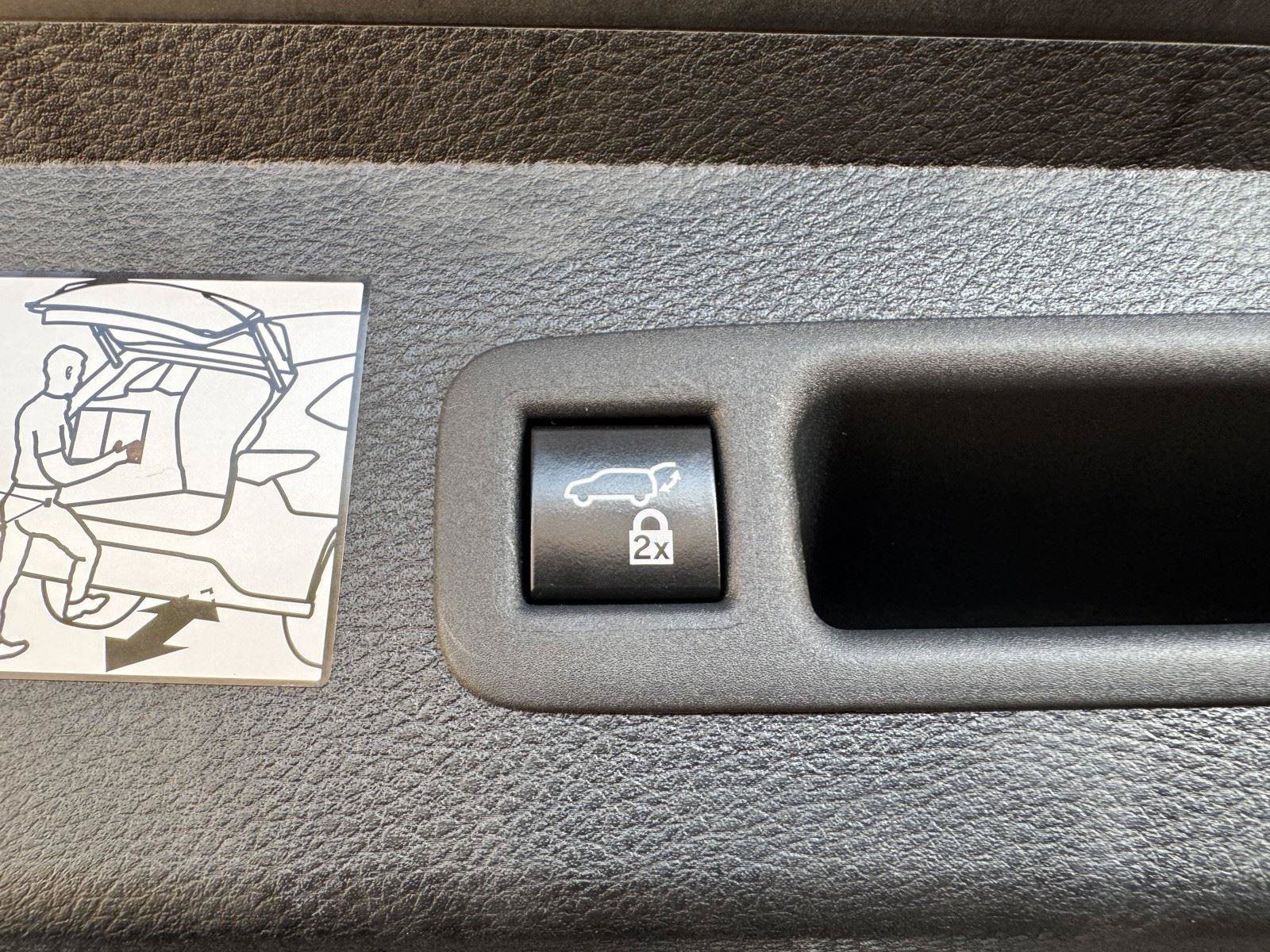 Used 2024 Toyota Sienna XLE FWD image 35