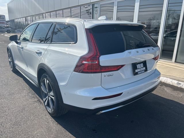 Certified 2025 Volvo V60 B5 Cross Country Plus image 3