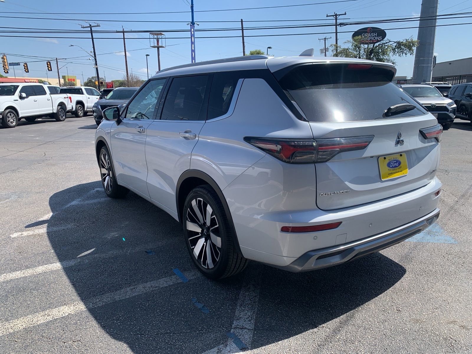 Used 2025 Mitsubishi Outlander SEL FWD image 3