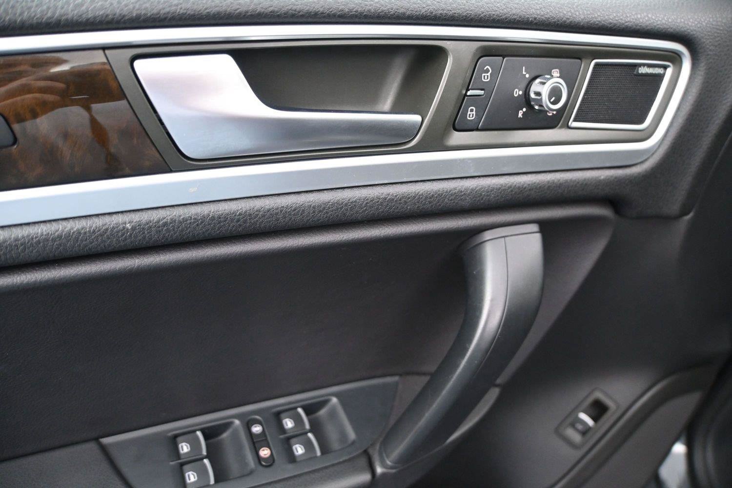 Used 2014 Volkswagen Touareg Executive AWD/4WD image 8