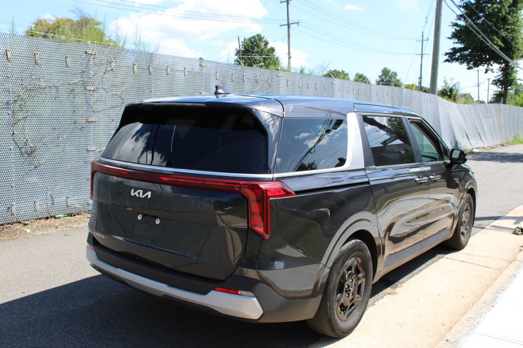 Used 2025 Kia Carnival FWD image 5