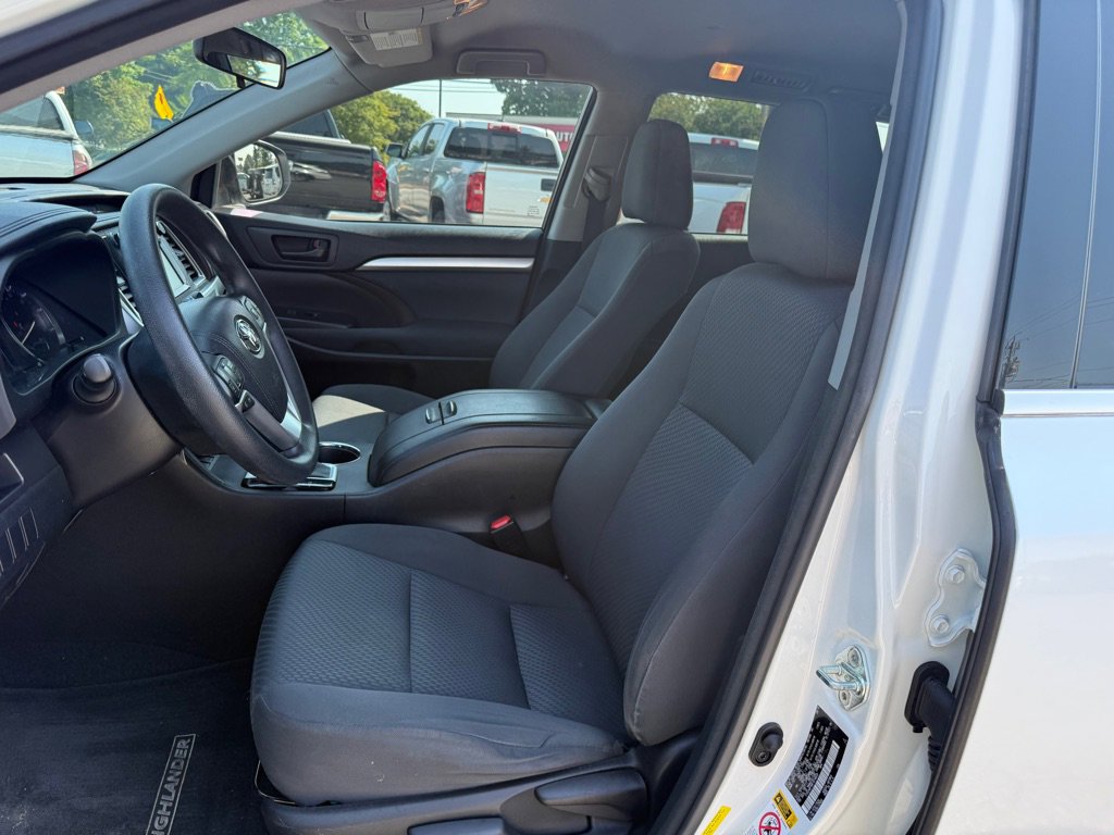 Used 2015 Toyota Highlander LE FWD image 9